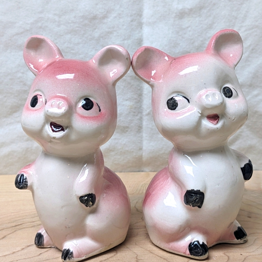 ✨Sold✨Vintage Pig Salt and Pepper Shakers